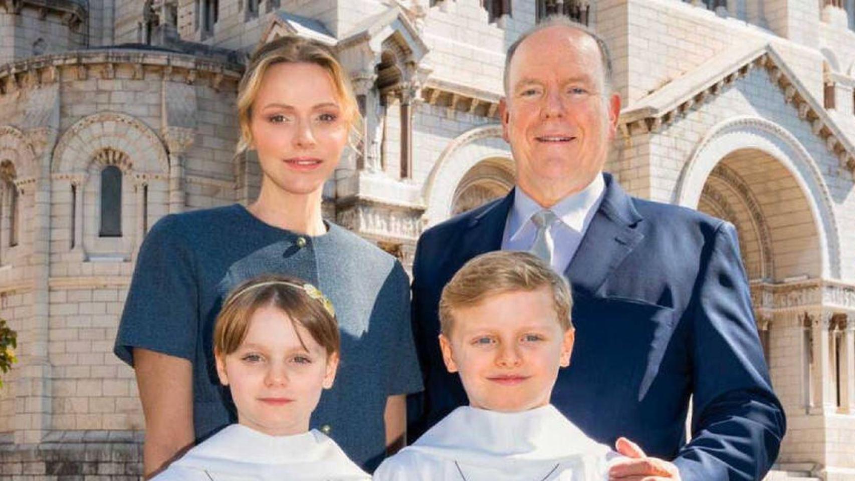 Alberto y Charlène de Mónaco junto a sus hijos, Jacques y Gabriella, en su Primera Comunión.