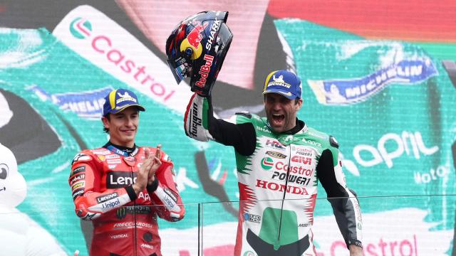 Johann Zarco celebra su victoria en el GP de Francia, en presencia de Marc Márquez, en Le Mans.