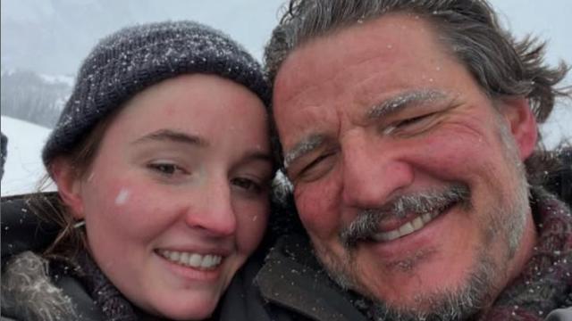 Pedro Pascal junto a Kaitlyn Dever, su compañera de reparto en 'The Last of Us'. Fuente: Instagram