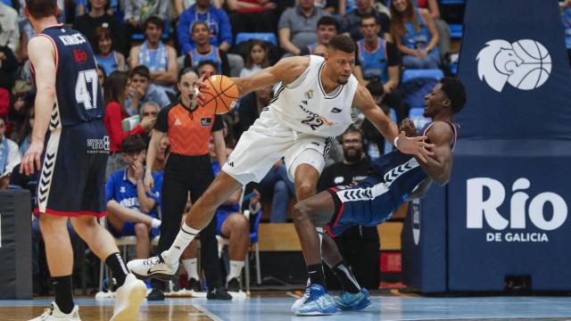 Tavares en una acción del partido con Touré.