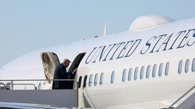 El presidente estadounidense Trump sube al Air Force One en West Palm Beach.