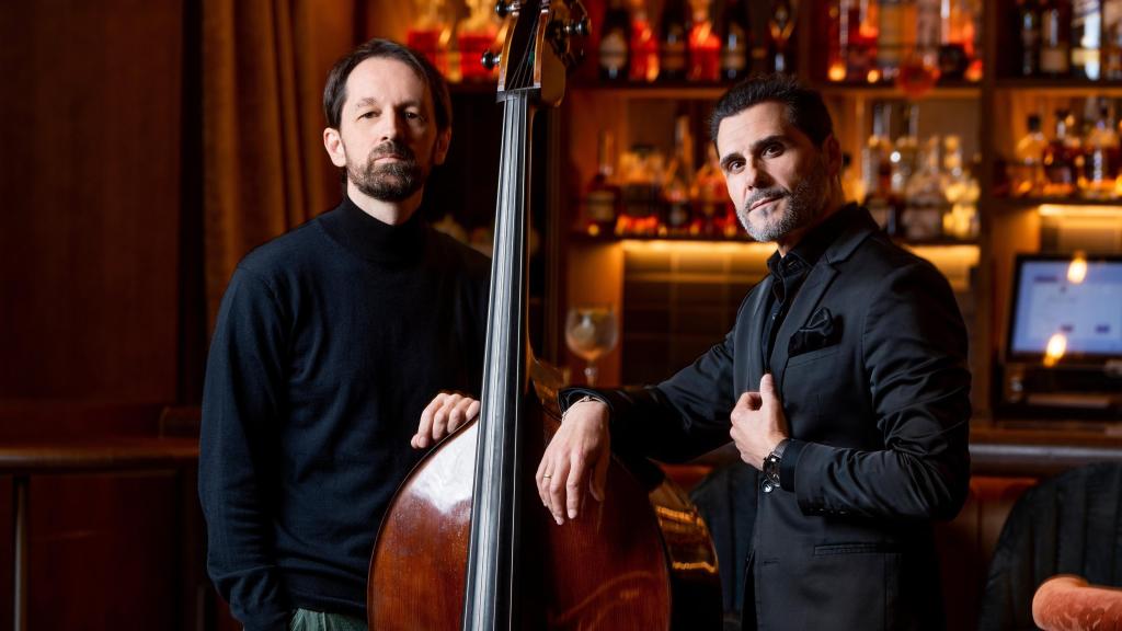 El contrabajista Pablo Martín Caminero y el cantaor David Carpio. Foto: Noah Shaye