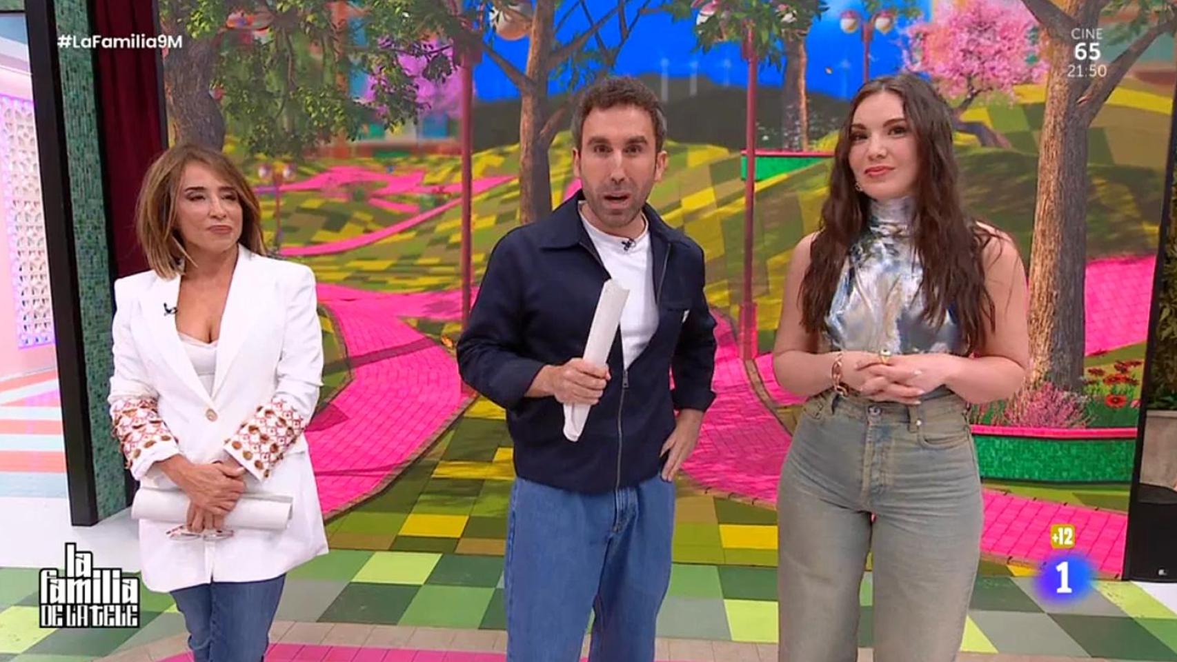 María Patiño, Aitor Albizua e Inés Hernand, presentando 'La familia de la tele'.