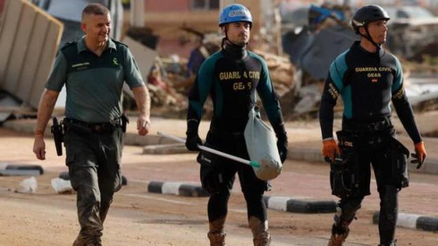 Miembros de los Grupos de Especialistas en Actividades Subacuáticas (GEAS) de la Guardia Civil durante la DANA.