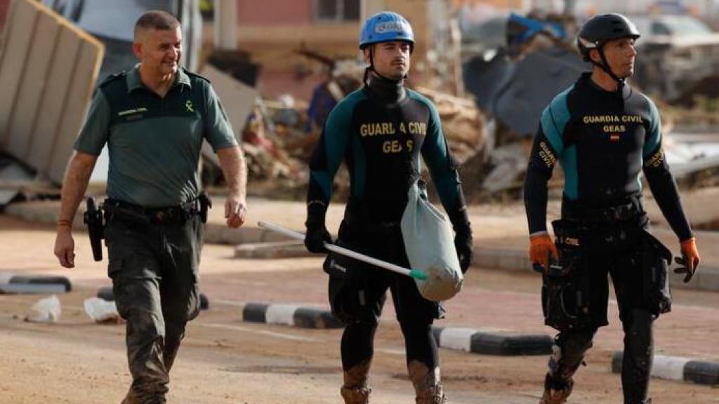 Agentes del Grupo Especial de Actividades Subacuáticas (GEAS) de la Guardia Civil, en la dana.