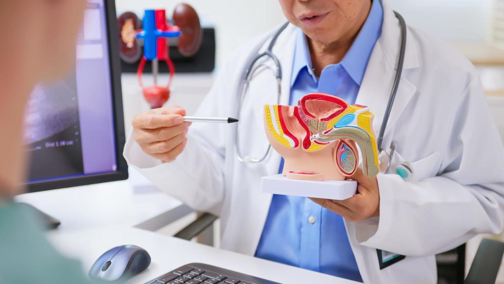 Un médico especializado en urología atiende a su paciente.