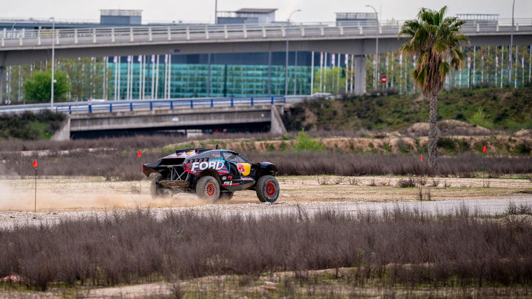 Carlos Sainz estrena MadRing, el circuito de F1 en Madrid, con su Ford para el Dakar