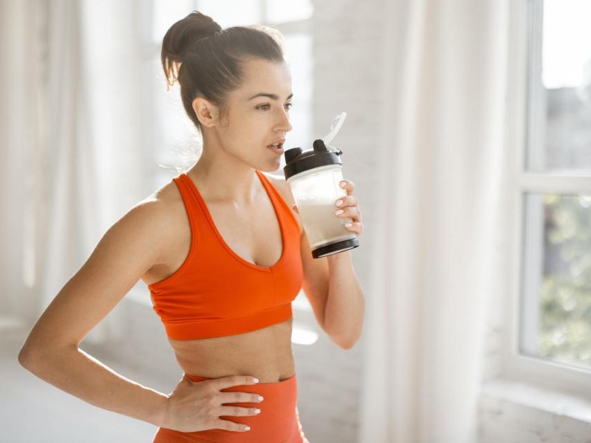 Suplementar con batidos de proteínas es una manera fácil de alcanzar el consumo diario recomendado de este nutriente.