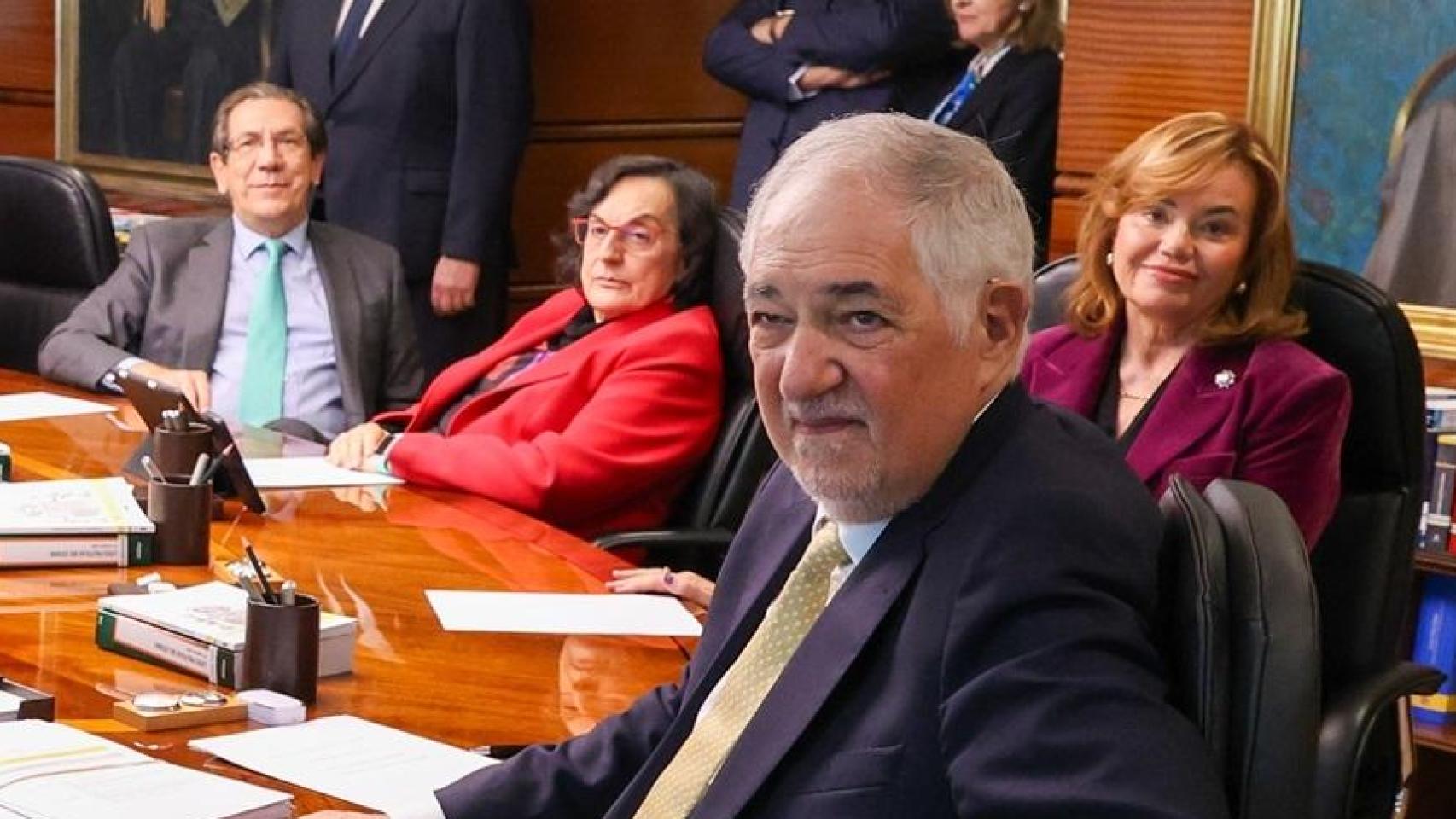 El presidente del TC, Cándido Conde-Pumpido, en primer plano. Y al fondo, Enrique Arnaldo.