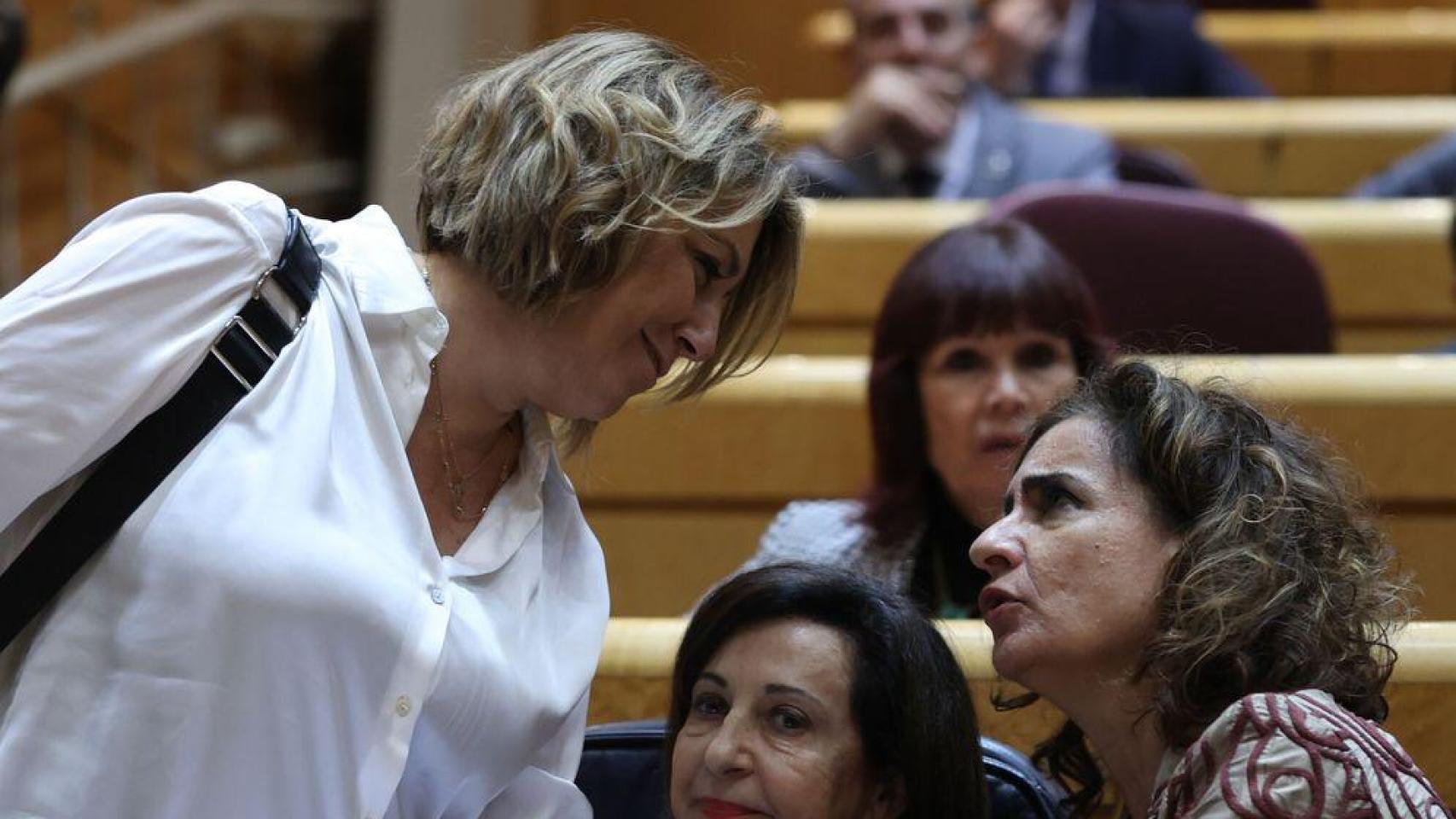La expresidenta de la Junta Susana Díaz junto a María Jesús Montero en el Senado.
