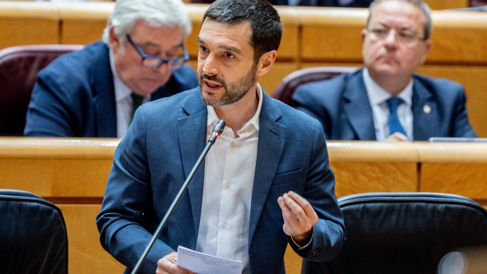 El ministro de Derechos Sociales, Consumo y Agenda 2030, Pablo Bustinduy, durante una sesión de control al Gobierno, en el Senado, a 22 de abril de 2025.