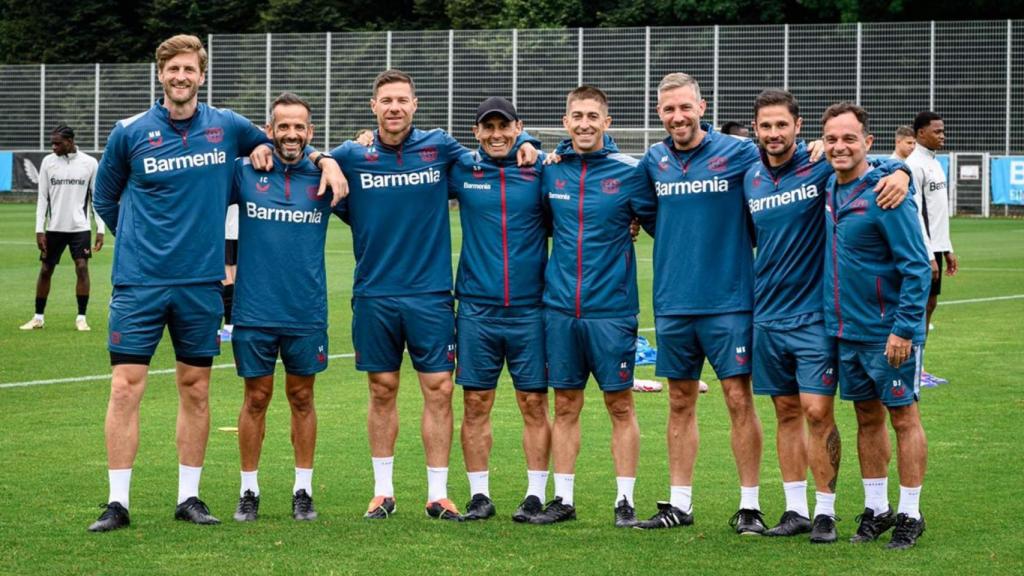 Xabi Alonso y su cuerpo técnico en el Bayer Leverkusen