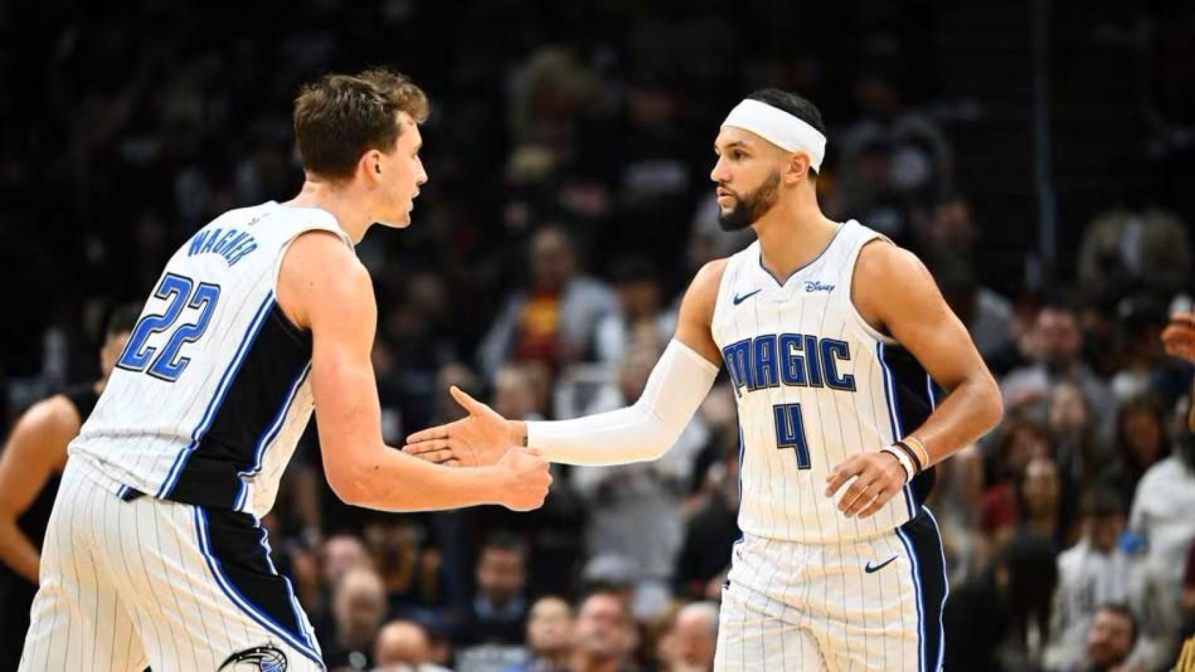 Dos jugadores de los Orlando Magic durante un partido de baloncesto.