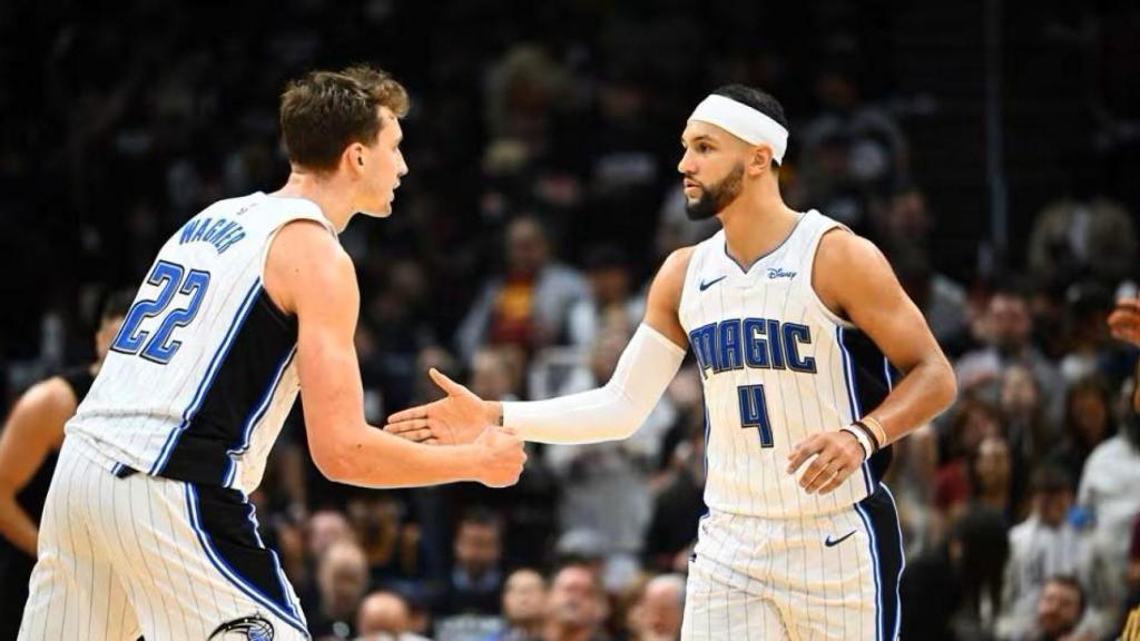 Dos jugadores de los Orlando Magic durante un partido de baloncesto.
