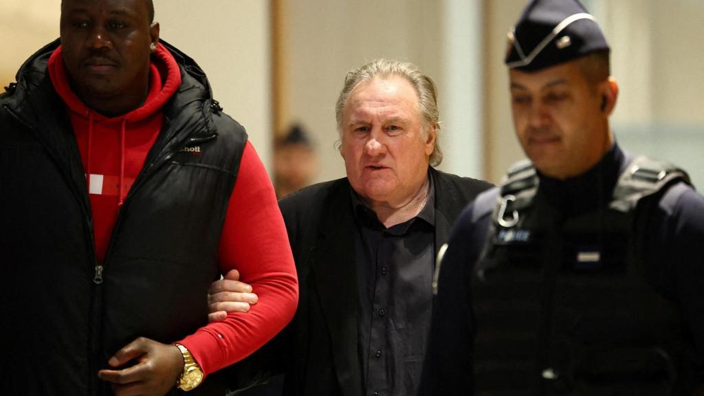 Gerard Depardieu (centro), llega al juzgado en una de las sesiones de su anterior juicio por agresión sexual, el pasado 27 de marzo en París. Foto: Reuters