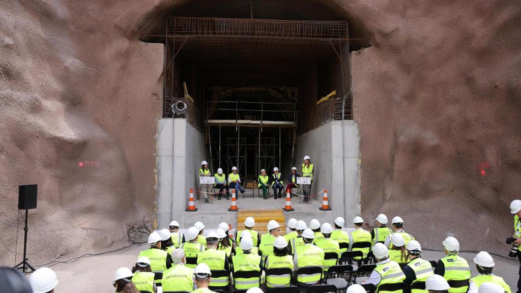 La presidenta de Redeia, Beatriz Corredor; el alcalde de San Bartolomé, el consejero de Transición de Canarias, Mariano Hdez. Zapata; la presidenta del BEI, Nadia Calviño; el presidente de Gran Canaria, la alcaldesa de Mogán y la vicepresidenta tercera y ministra de Transición Ecológica, Sara Aagesen, durante su visita a las obras del proyecto de Salto de Chira, el pasado 28 de marzo.
