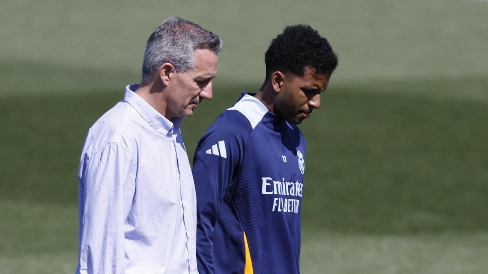 Rodrygo se marcha del entrenamiento acompañado del médico del Real Madrid