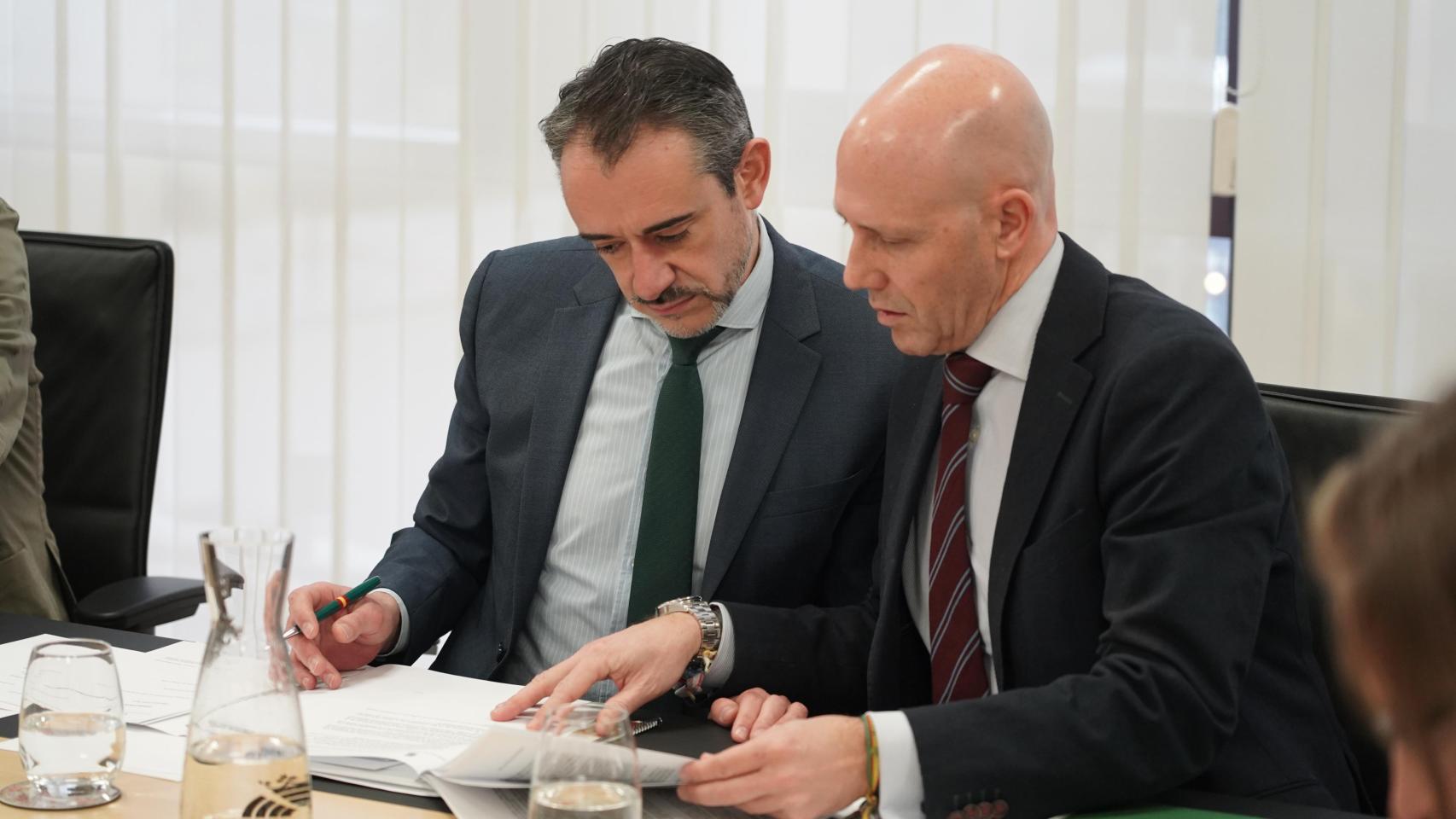 El portavoz del grupo parlamentario de Vox, David Hierro, y Carlos Menéndez, durante una Junta de Portavoces