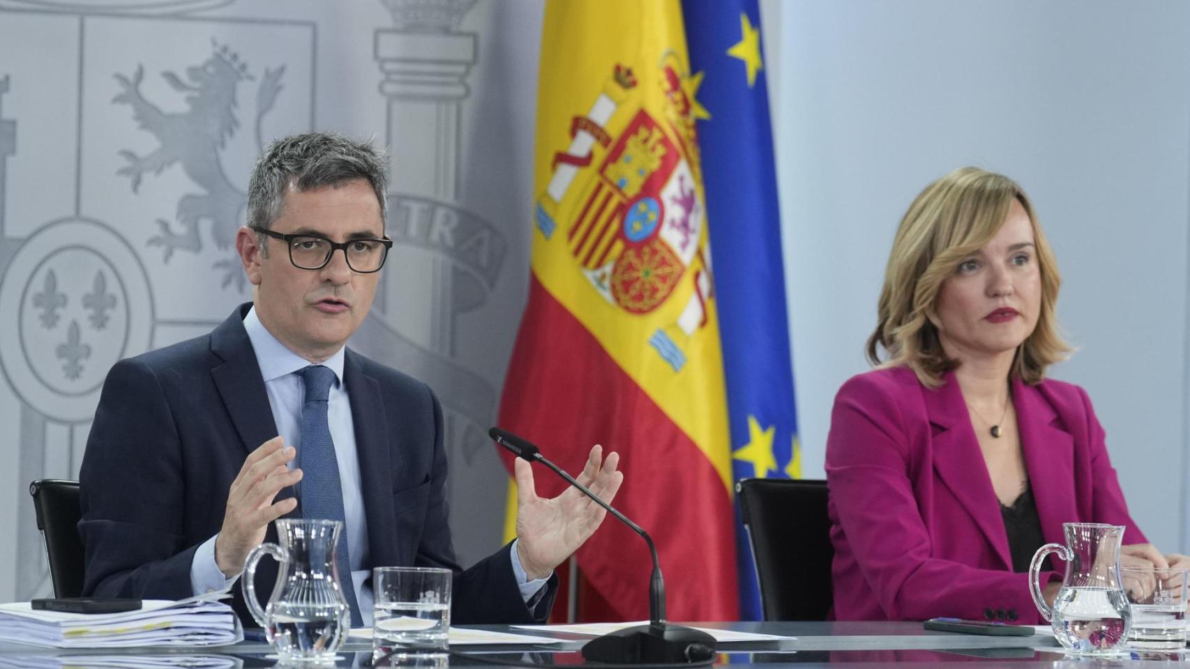 Félix Bolaños y Pilar Alegria este martes en la rueda de prensa posterior al Consejo de Ministros.