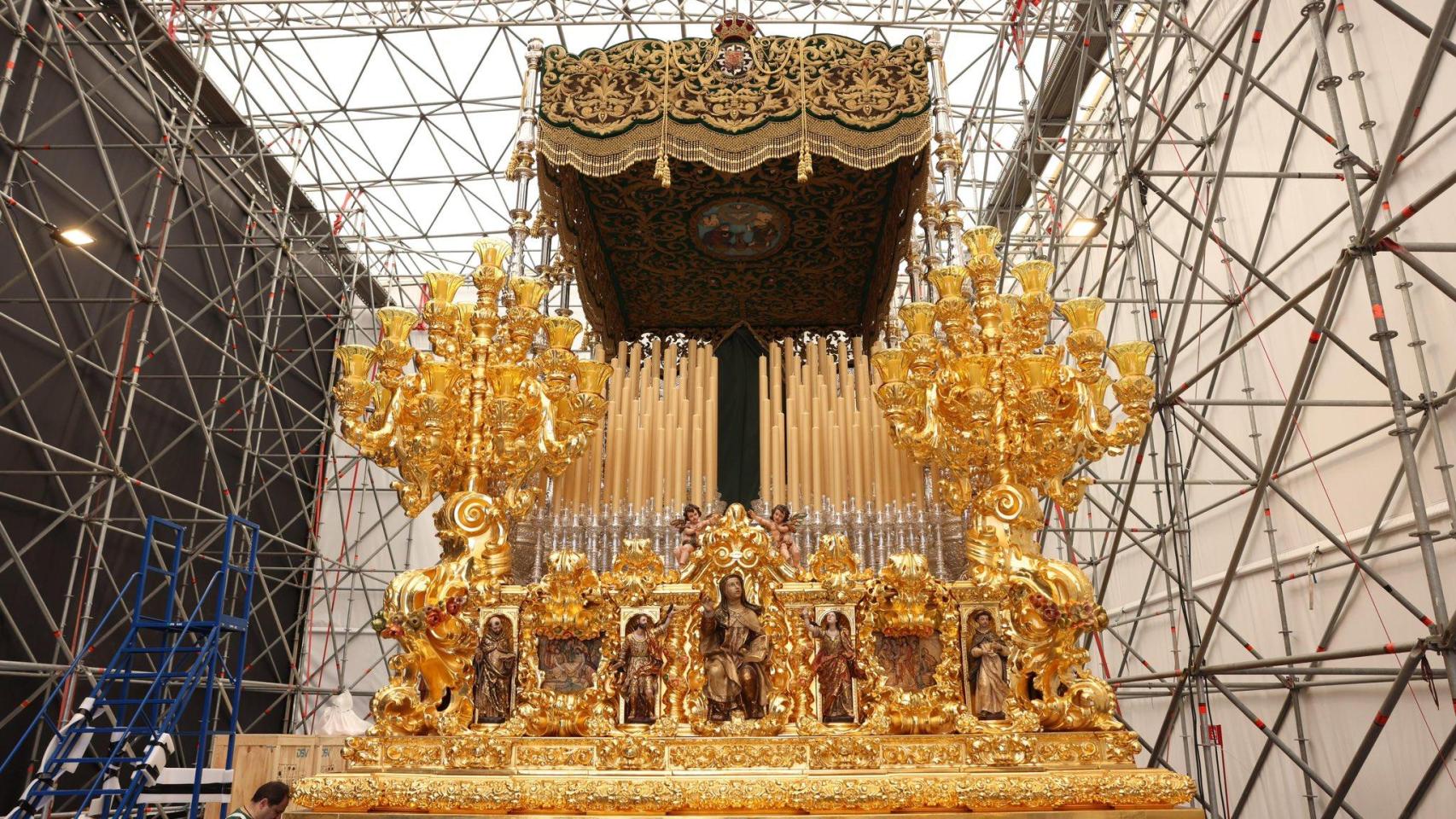 El trono de la Esperanza de Málaga en Roma.