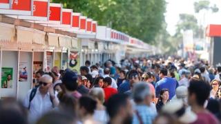 Visitantes de la Feria del Libro en el parque del Retiro en Madrid. Foto: Sergio Pérez
