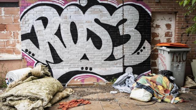 El asentamiento de una persona sin hogar en la calle Trespaderne, en Madrid.