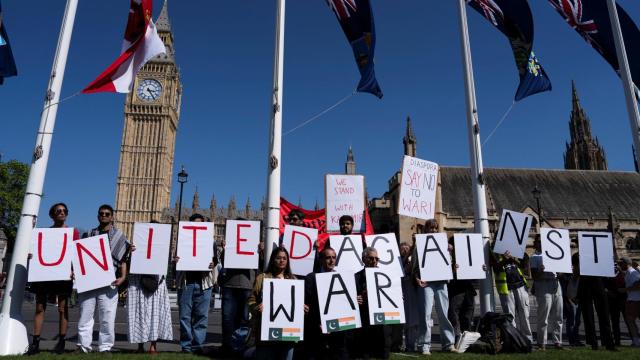 Miembros del Grupo de Solidaridad con Asia del Sur celebran una protesta por la paz en Parliament Square, en Londres (Reino Unido), el 10 de mayo de 2025.