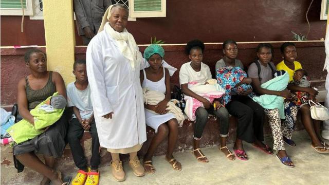 Las madres atendidas en el dispensario médico de Santa Cruz de Lobito en Angola