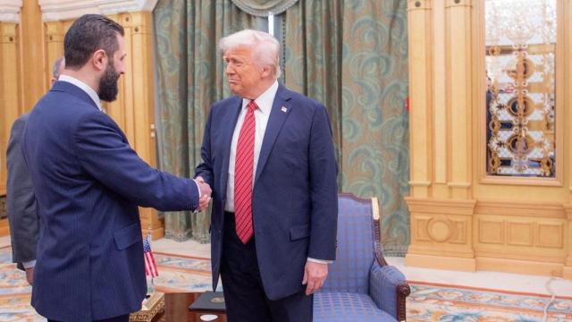 Donald Trump estrecha la mano del presidente sirio Ahmed al Sharaa este miércoles en Riad.