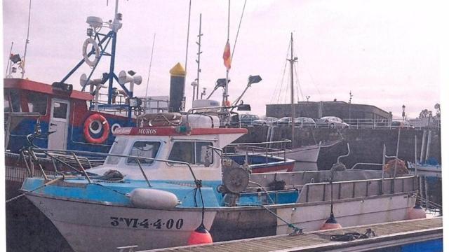 Pesquero incendiado en Muros (A Coruña).