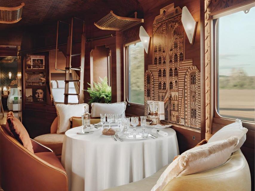 La decoración  del interior de los trenes de lujo evoca a otros  tiempos y está imbuida  de glamour y exclusividad.