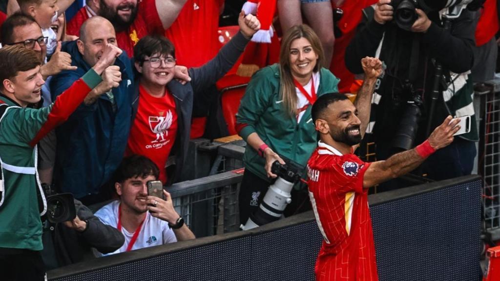 Mohamed Salah haciendo un selfie con el Pixel 9 Pro