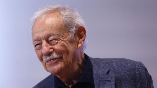 El escritor Eduardo Mendoza durante la rueda de prensa que ha ofrecido este miércoles en Barcelona, tras haber sido galardonado con el Premio Princesa de Asturias de las Letras 2025. Foto: Quique García / EFE