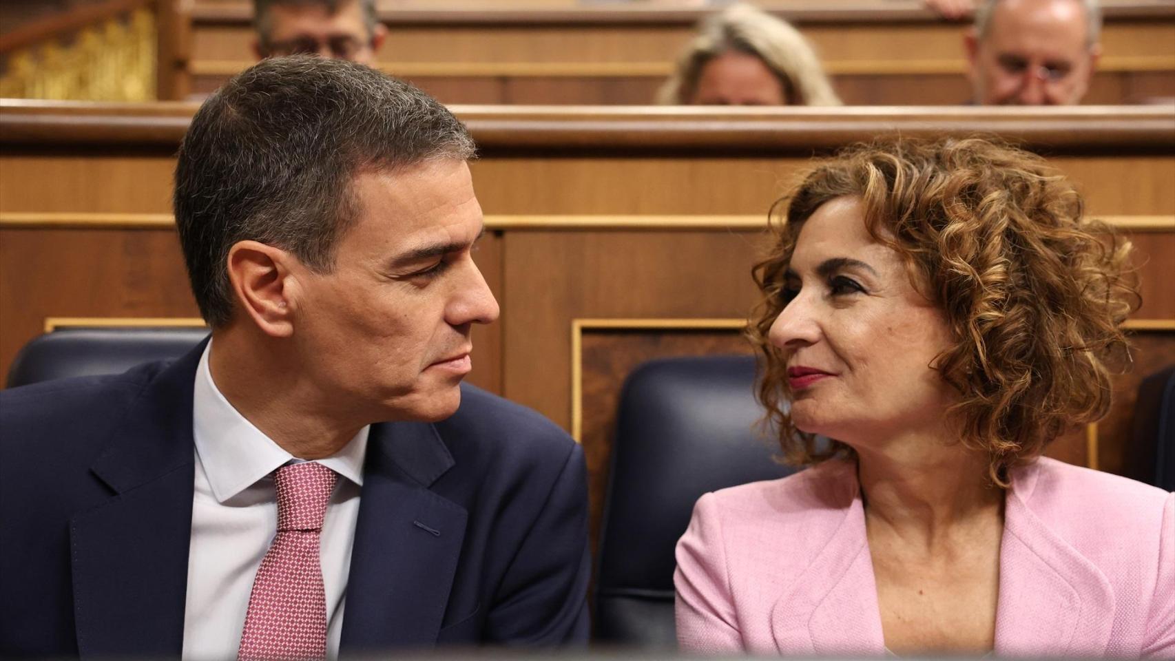 El presidente del Gobierno, Pedro Sánchez y la vicepresidenta primera y ministra de Hacienda, María Jesús Montero, durante una sesión de control al Gobierno, en el Congreso de los Diputados, a 14 de mayo de 2025, en Madrid (España).