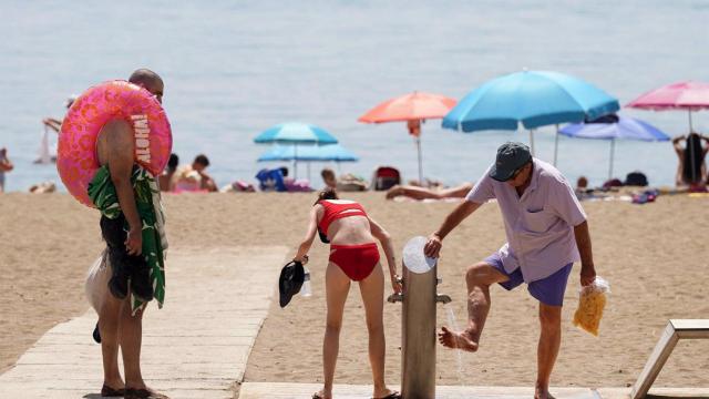 Un lavapiés de una playa de Málaga.