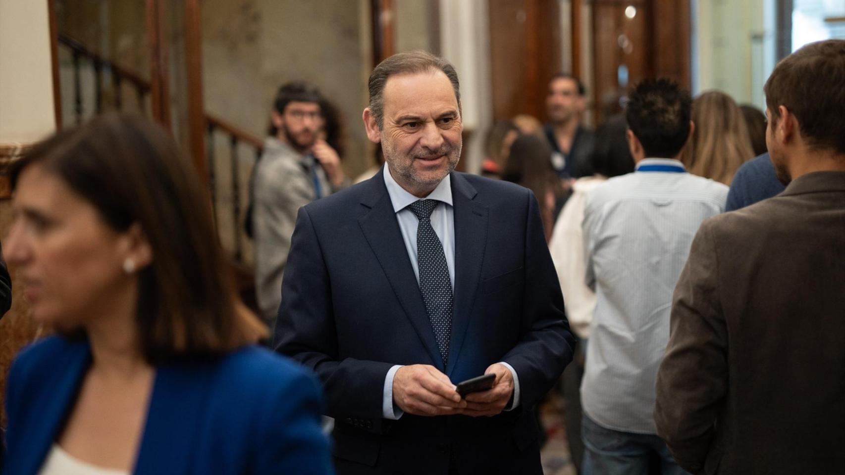 El exministro de Transportes y diputado del Grupo Mixto José Luis Ábalos, en los pasillos del Congreso.