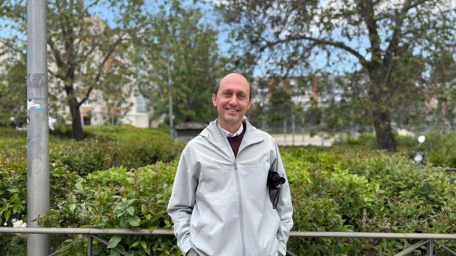 Pablo, el capellán que trabaja en las capillas del aeropuerto de Barajas.