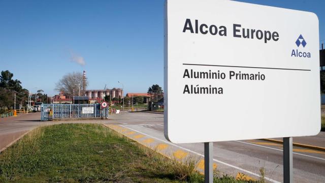 Cartel de acceso a la fábrica de Alcoa.