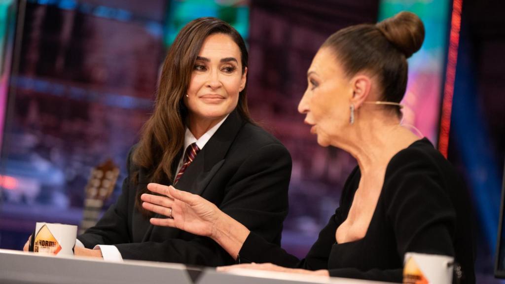 Vicky Martín Berrocal junto a su madre, Victoria, en 'El Hormiguero'.