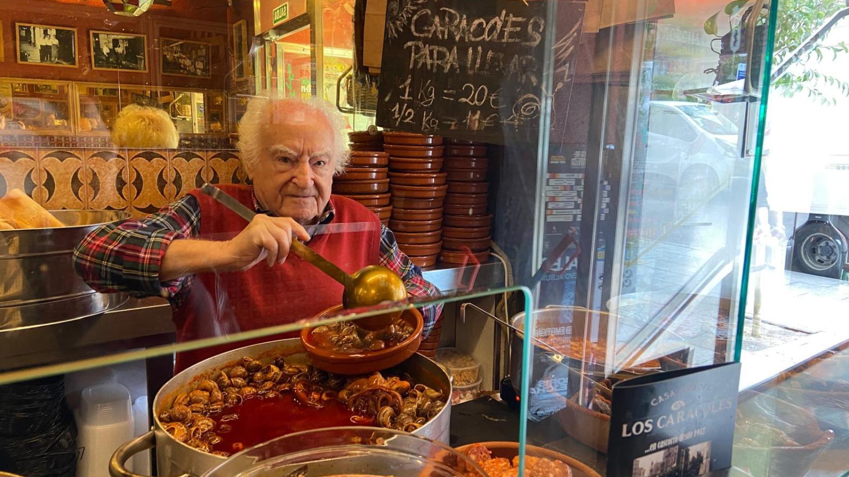Amadeo, el tabernero más viejo de Madrid que sigue vendiendo