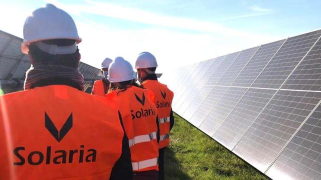 Técnicos en una planta fotovoltaica de Solaria