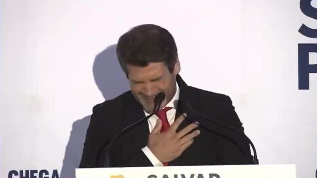 El líder de ultraderecha portugués, André Ventura, se marea en pleno mitin.