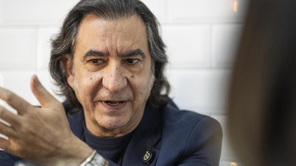 Ángel Antonio Herrera habita desde hace más de treinta años el oficio de la escritura.