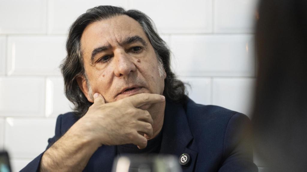 Ángel Antonio Herrera se define como un hombre epistolar y fascinado por la mujer.