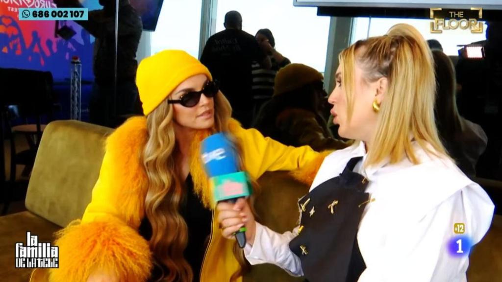 Marta Riesco entrevistando a Melody para 'La familia de la tele'.