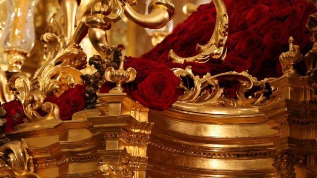 Detalle de las flores de El Cachorro para la jornada de Viernes Santo del 2025.