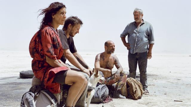 Sergi López (derecha), protagoniza 'Sirat', de Oliver Laxe, a concurso en el Festival de Cannes. Foto: Quim Vives