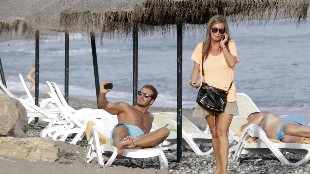 Darek, en la playa con Susana Uribarri, tras romper con Ana Obregón.