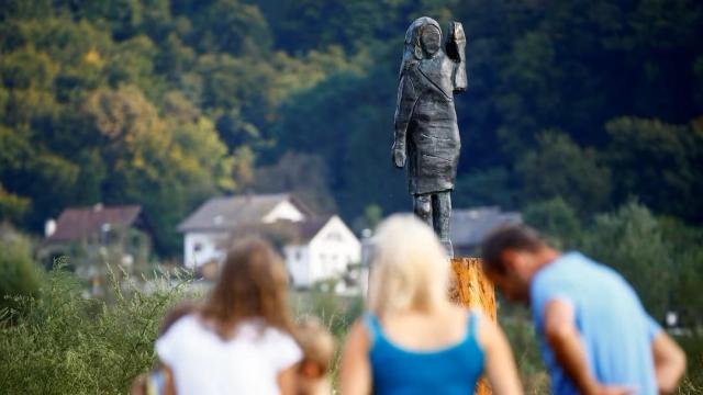 La gente observa la estatua de bronce de la primera dama estadounidense Melania Trump cerca de su ciudad natal de Sevnica, Eslovenia.