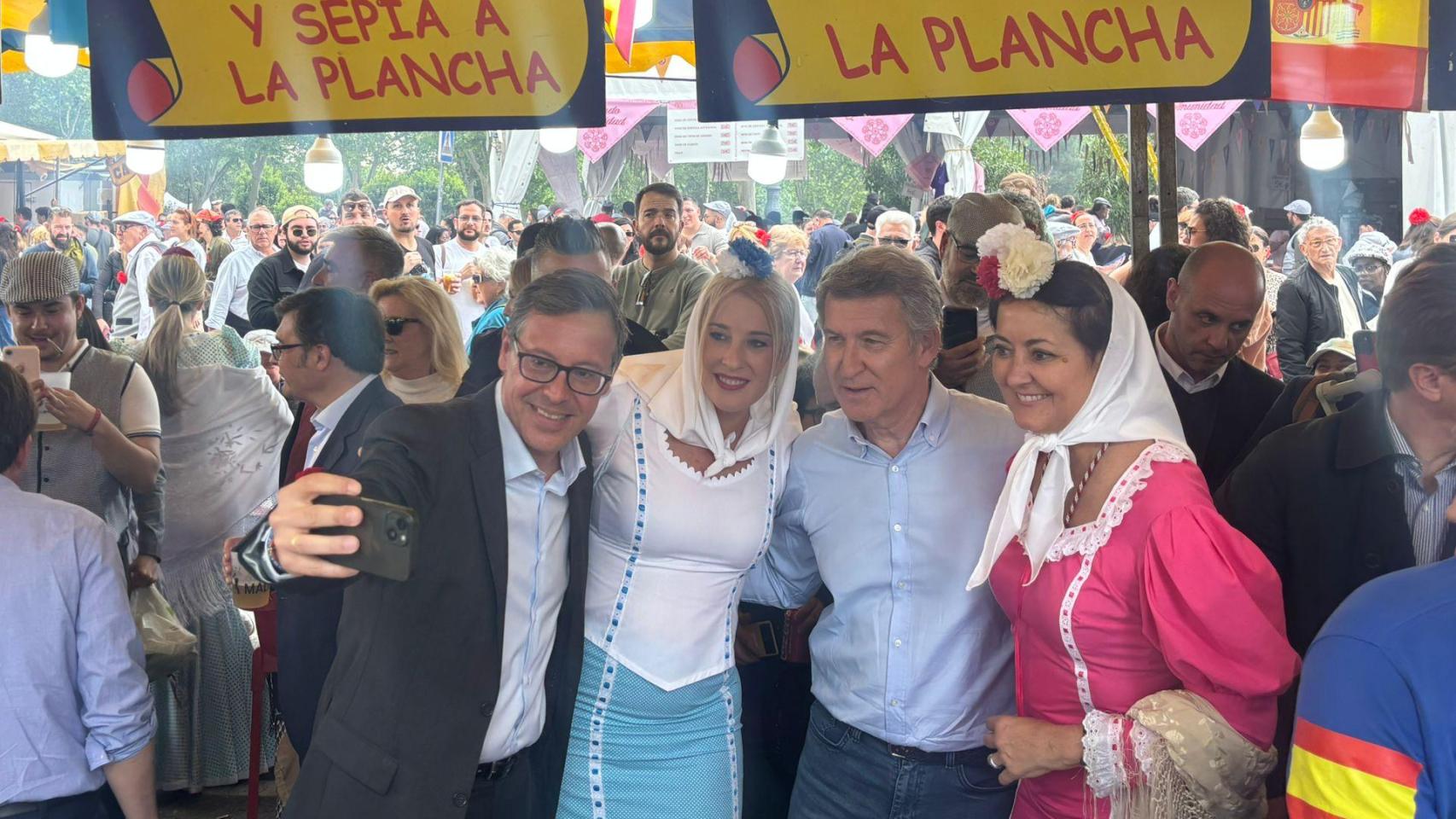 Serrano, 'número 2' del PP de Madrid; la presidenta del distrito de Carabanchel, Esther Platero; Feijóo, presidente del PP; y la presidenta del distrito de Arganzuela, Lola Navarro, este jueves en la pradera de San Isidro.